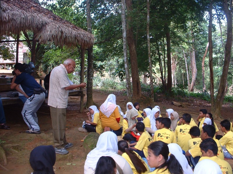 Participants in the Bridging Scales and Knowledge Systems project, image courtesy of Sustainable Development Network Malaysia (SUSDEN).