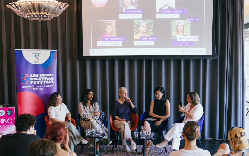 3. Topic talk - 'Who tells the story? Art, Power and Shared Histories' attended by AECFest Participants as well as general festival ticketholders. Photo © Luz Soria.